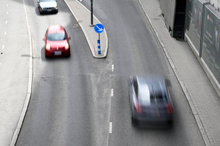 Autoliikennettä Tampereella. LEHTIKUVA / VILJA SIRVIÖ