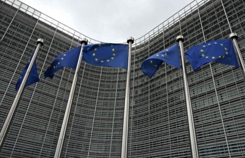 Euroopan unionin liput Berlaymont-rakennuksen, EU-komission päämajan, edessä Brysselissä
