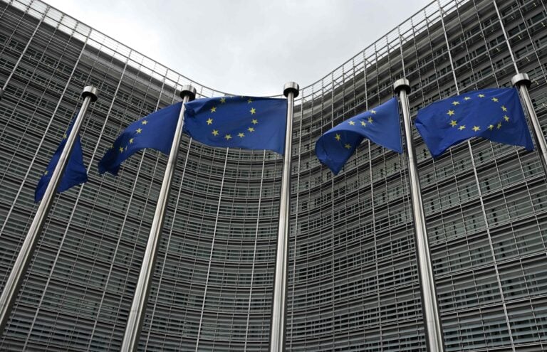 Euroopan unionin liput Berlaymont-rakennuksen, EU-komission päämajan, edessä Brysselissä