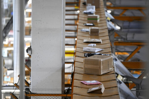 Paketteja Postin logistiikkakeskuksella Vantaalla. LEHTIKUVA / VILJA SIRVIÖ