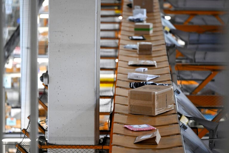 Paketteja Postin logistiikkakeskuksella Vantaalla. LEHTIKUVA / VILJA SIRVIÖ
