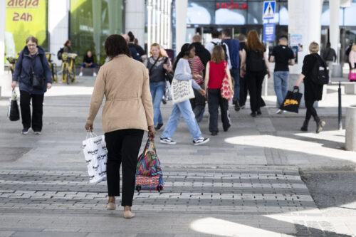 Ihmisiä Helsingin Pasilassa. LEHTIKUVA / SAARA PELTOLA