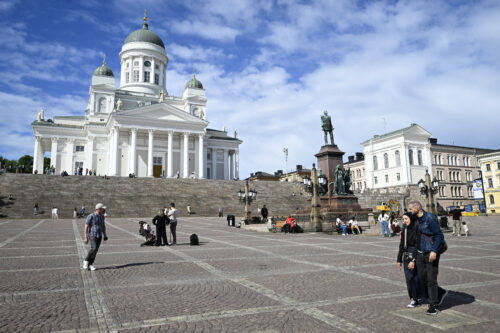 Ihmisiä Senaatintorilla Helsingissä. LEHTIKUVA / EMMI KORHONEN