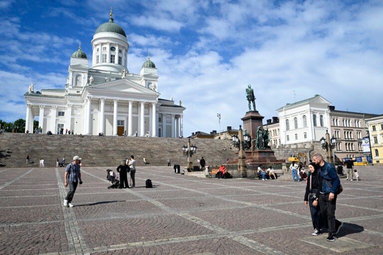 Suomen kireä tuloverotus herättää huomiota maailmalla. Kuva Helsingin Senaatintorilta. LEHTIKUVA / EMMI KORHONEN