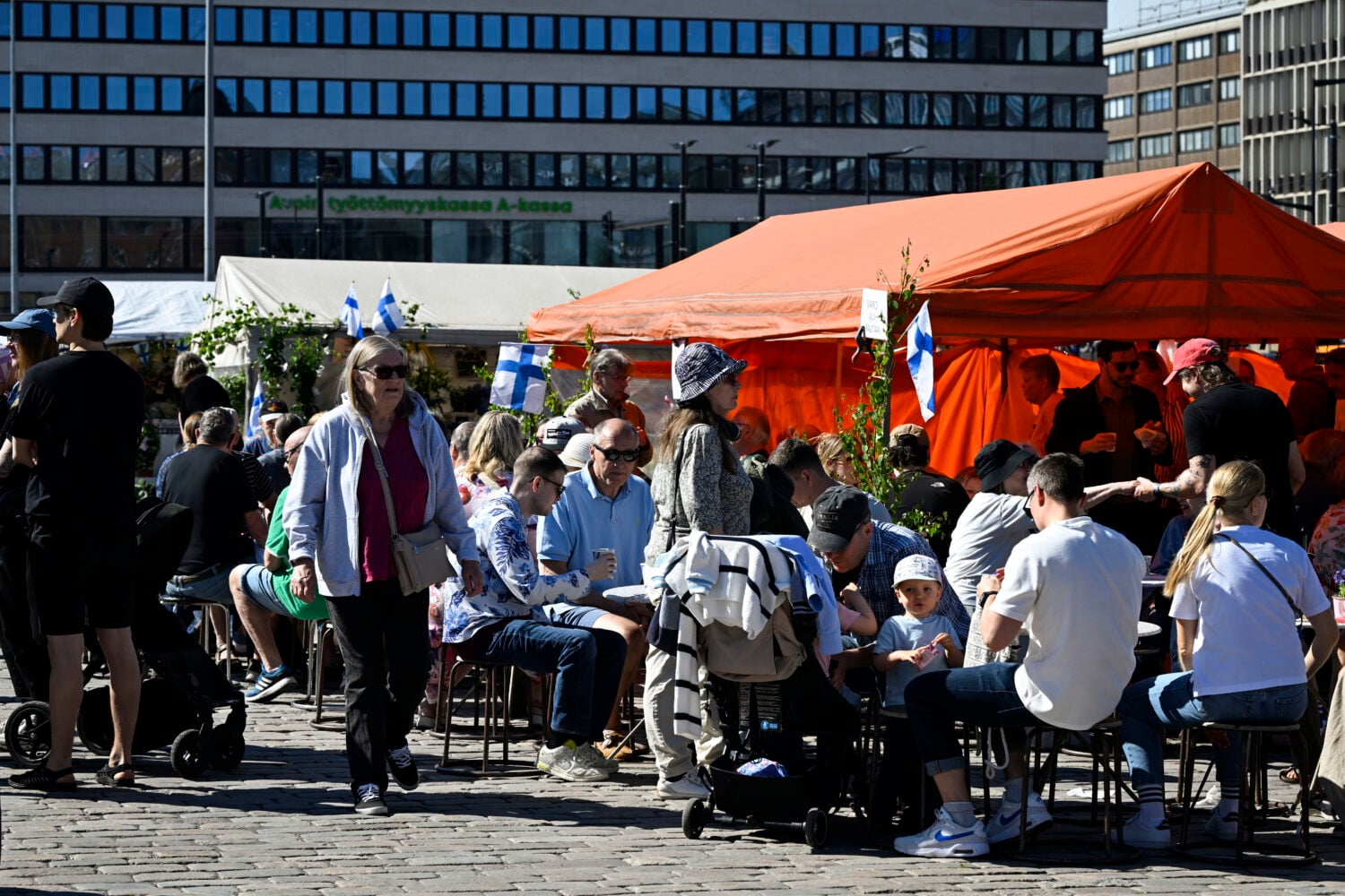 Ihmisiä Hakaniemen torilla Helsingissä. LEHTIKUVA / EMMI KORHONEN