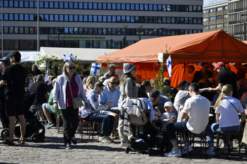 Ihmisiä Hakaniemen torilla Helsingissä. LEHTIKUVA / EMMI KORHONEN