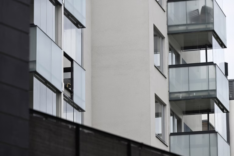 Viime vuosina on sattunut useita parveketurmia, joissa ihminen on pudonnut parvekkeelta lasikaiteen läpi. Vantaalla mies kuoli juhannusaattona pudottuaan viidennen kerroksen parvekkeelta. LEHTIKUVA / EMMI KORHONEN