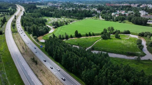 Suomalaiset suhtautuvat ylinopeuksiin kansainvälisesti vertaillen sallivasti. LEHTIKUVA / EMMI KORHONEN