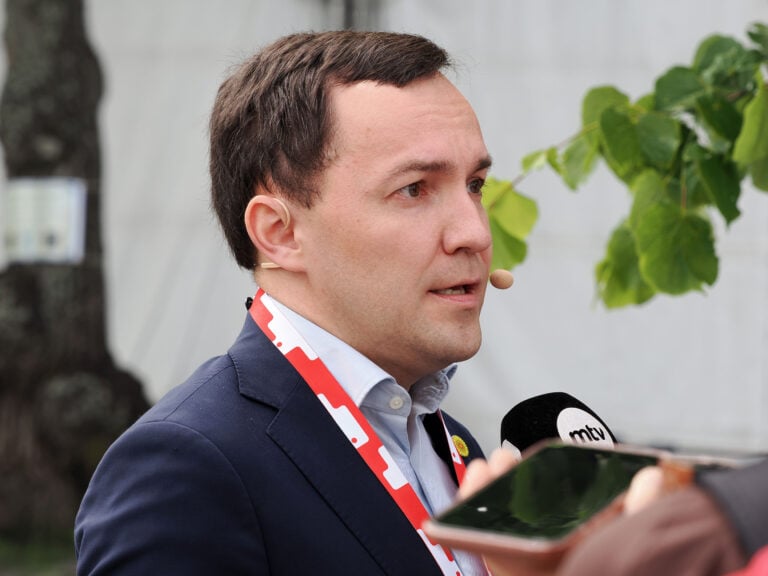 LKS 20260626 Sosiaali- ja terveysministeri Wille Rydman haastateltavana Suomi Areenan yhteydessä Porissa 25. kesäkuuta 2026., STR / LEHTIKUVA / PETRI HAKOSALO