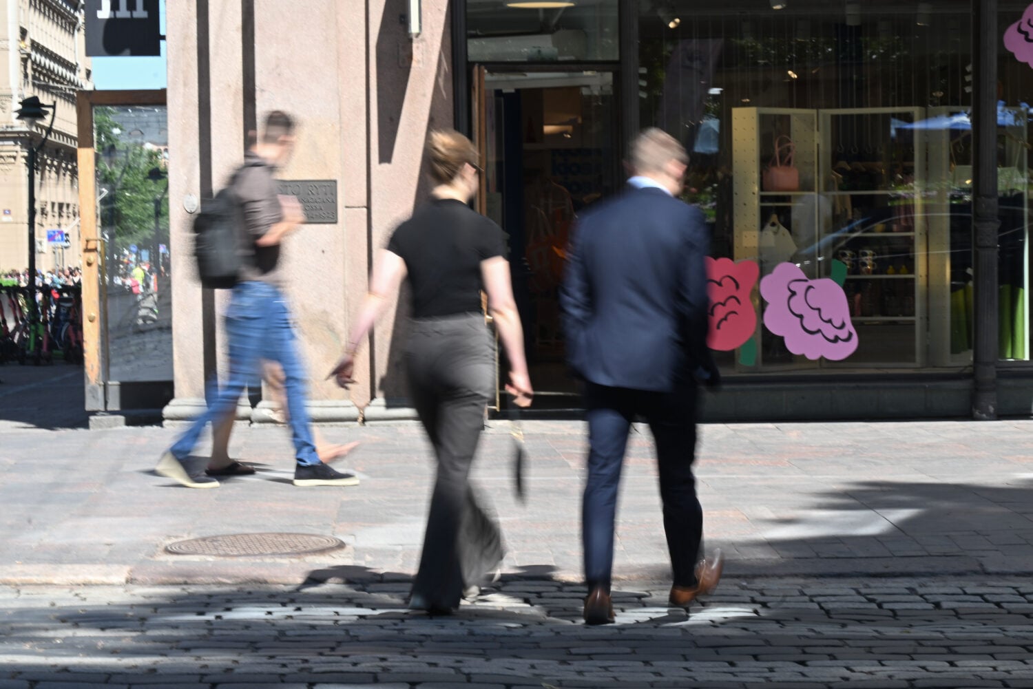 Ihmisiä Esplanadilla Helsingissä kesäisenä päivänä. LEHTIKUVA / JADE SILPO