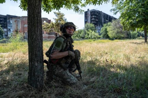 Ukraina on viime aikoina tehnyt useita iskuja Krimille ja Mustallemerelle. Kuvan ukrainalainen sotilas partioi Donetskin alueella. AFP / LEHTIKUVA / HANDOUT