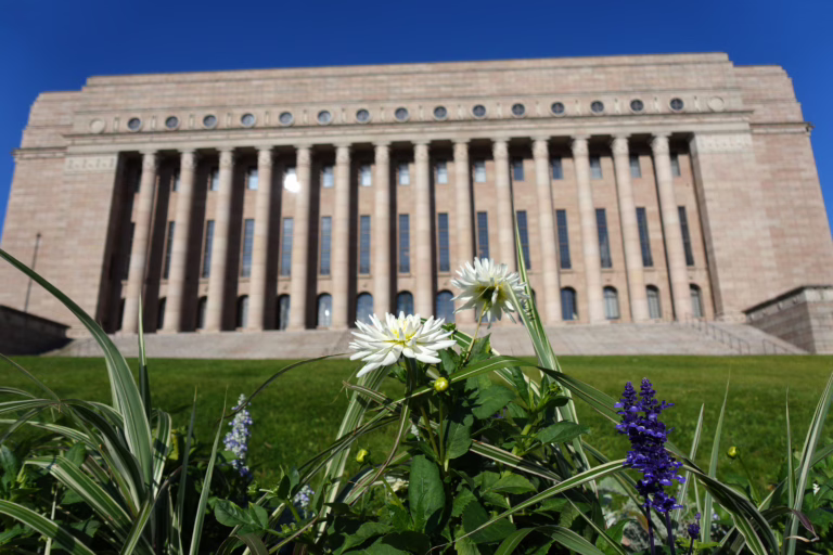 Istutuksia Eduskuntatalon edessä. LEHTIKUVA / TEEMU SALONEN