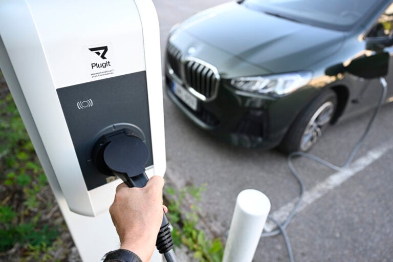 Sähköauto latauksessa. LEHTIKUVA / HEIKKI SAUKKOMAA