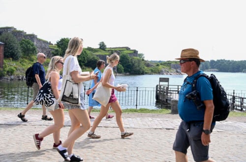 Kesäpäivän viettoa Suomenlinnassa Helsingissä. LEHTIKUVA / VILJA SIRVIÖ