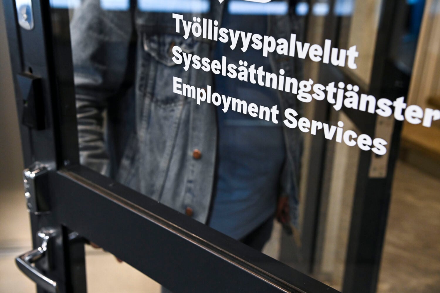 Työnhakija jonottaa Helsingin työllisyyspalveluiden toimipisteessä. LEHTIKUVA / VILJA SIRVIÖ