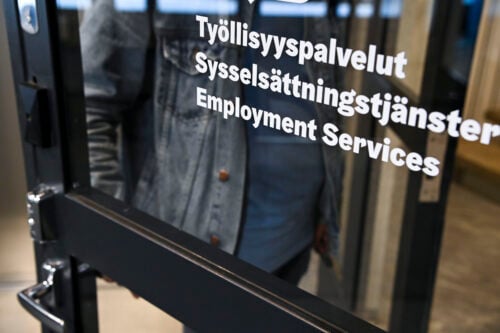 Työnhakija jonottaa Helsingin työllisyyspalveluiden toimipisteessä. LEHTIKUVA / VILJA SIRVIÖ