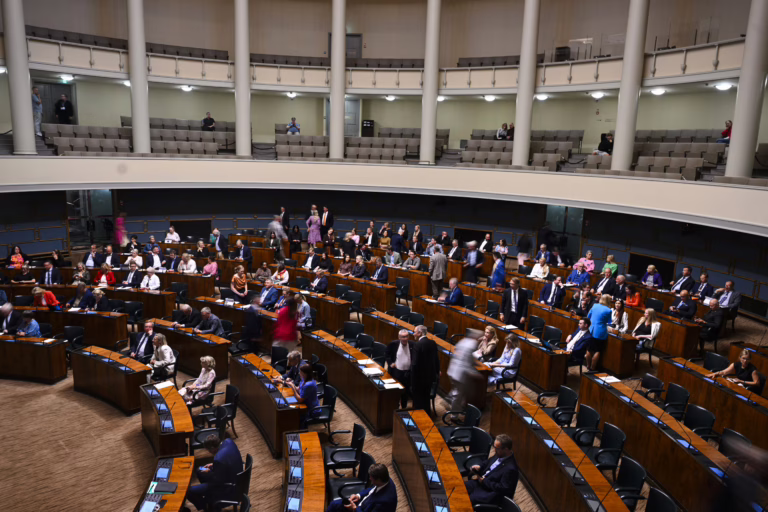 Kansanedustajia eduskunnan salissa. LEHTIKUVA / SAARA PELTOLA