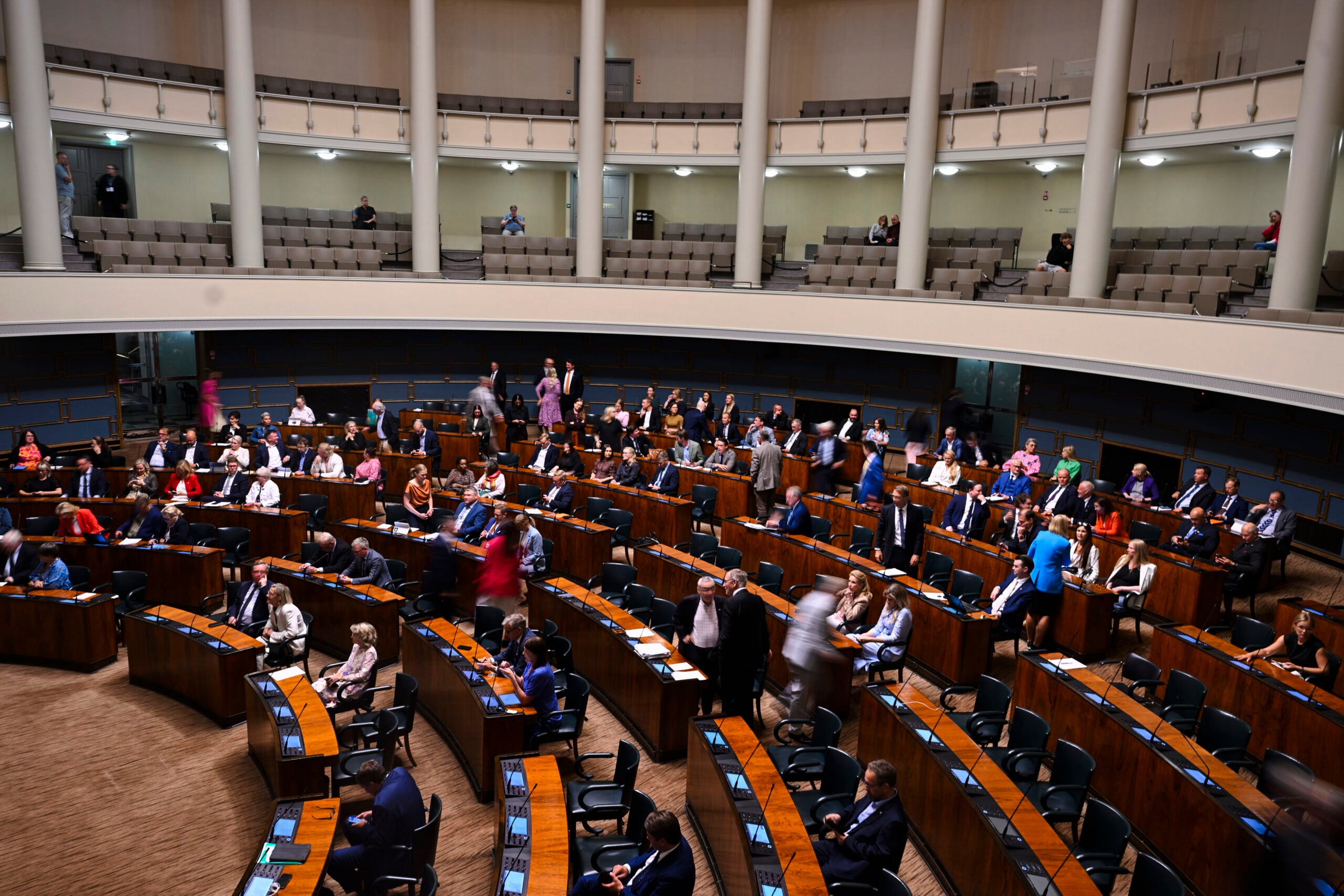 Kansanedustajia eduskunnan salissa. LEHTIKUVA / SAARA PELTOLA