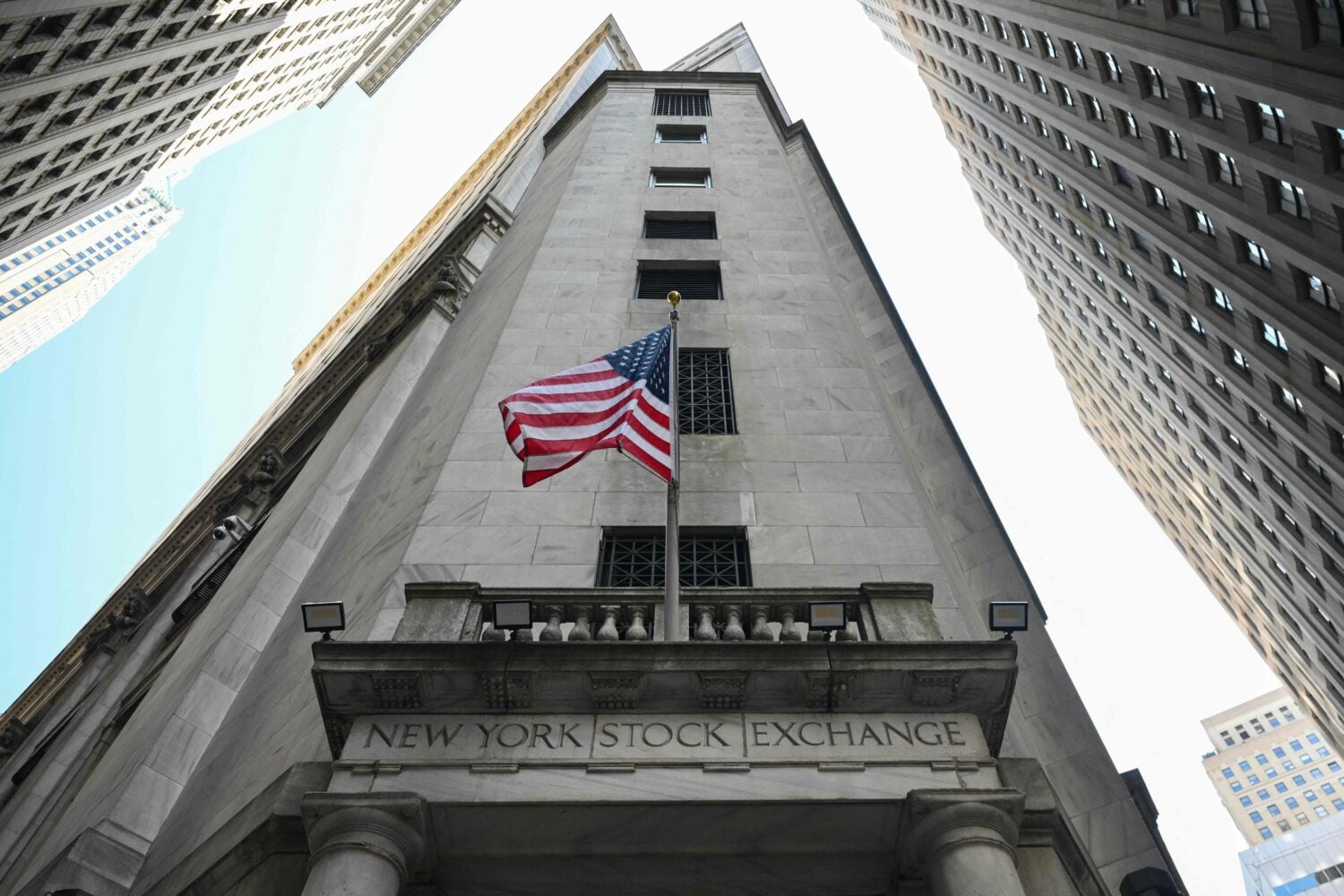 Pitkien valtionlainojen korot ovat olleet nousussa. Kuvassa New Yorkin pörssi. AFP / LEHTIKUVA / ANGELA WEISS