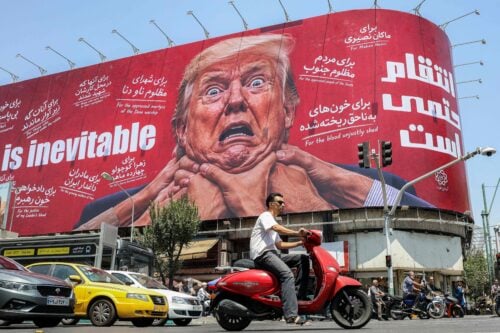 Mainostaulu, jossa vannotaan kostoa Yhdysvaltain presidentti Donald Trumpille Teheranin keskustassa 27. heinäkuuta 2026. AFP/LEHTIKUVA