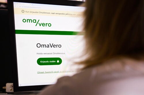 Ihminen kirjautumassa Omavero-palveluun. LEHTIKUVA / JADE SILPO