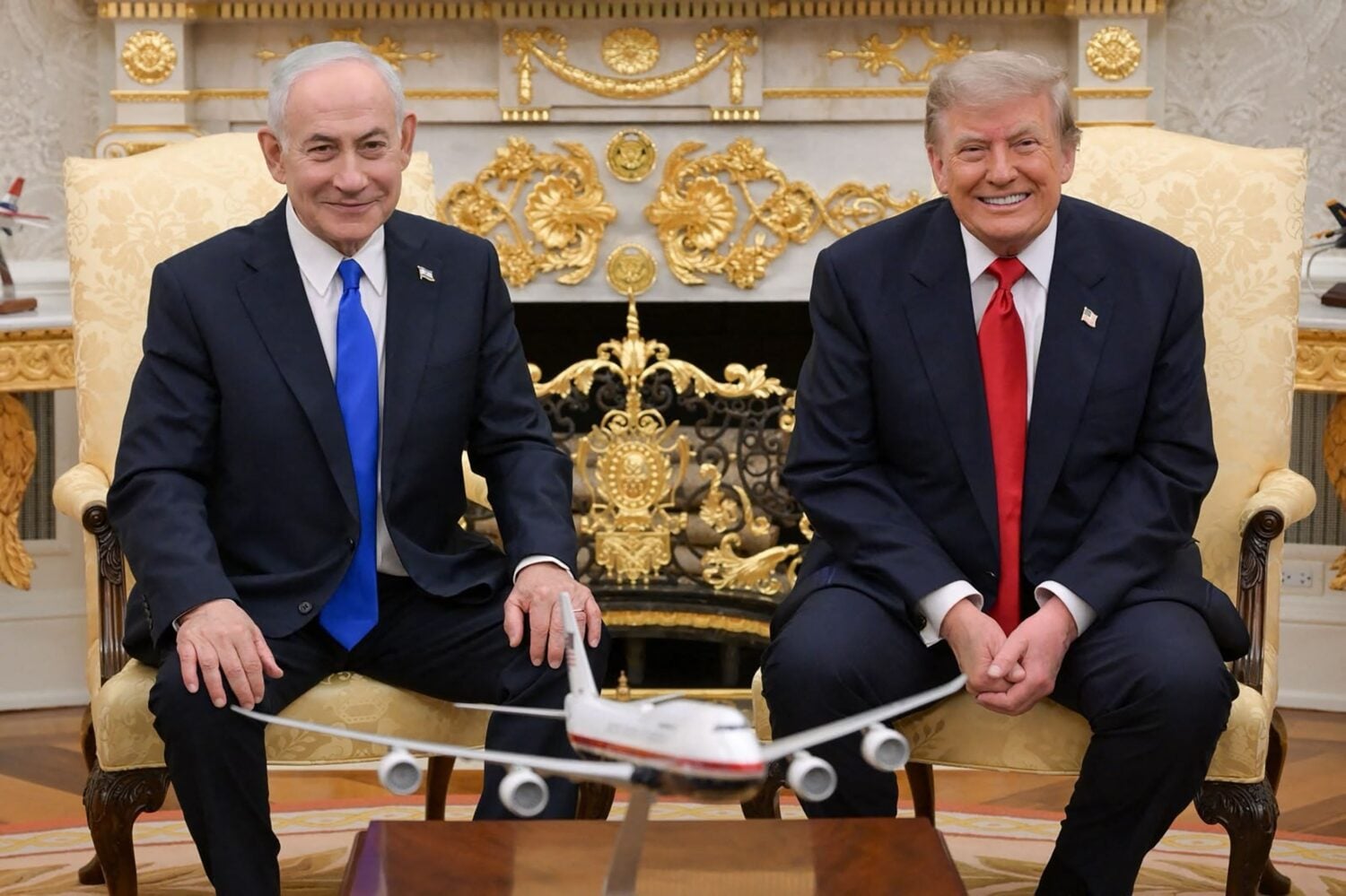 Israelin pääministeri Benjamin Netanjahu poseeraa kuvassa Yhdysvaltain presidentti Donald Trumpin kanssa Valkoisessa talossa ​​28. heinäkuuta 2026. AFP/LEHTIKUVA