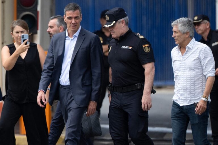 Espanjan pääministeri Pedro Sanchez (kesk.) ja sisäministeri Fernando Grande Marlaska (oik.) kävelevät Tarajalin raja-aidan vierellä Ceutan erillisalueen ja Marokon välillä vierailunsa aikana, jonka tavoitteena on hallita yhtä maan suurimmista siirtolaiskriisistä tuhansien siirtolaisten ylittäessä rajan Marokosta 31. heinäkuuta 2026.