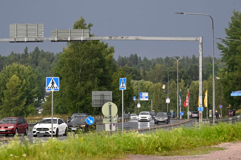 Tummia sadepilviä Espoon Lommilassa perjantaina 31.heinäkuuta 2026. LEHTIKUVA / HEIKKI SAUKKOMAA