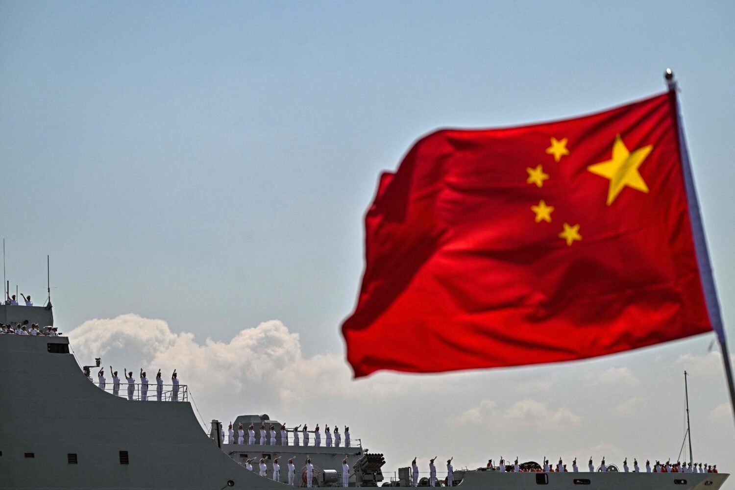 Kiinan laivaston Qi Jiguang -aluksen miehistö 2. elokuuta 2026. AFP / LEHTIKUVA / JUNI KRISWANTO