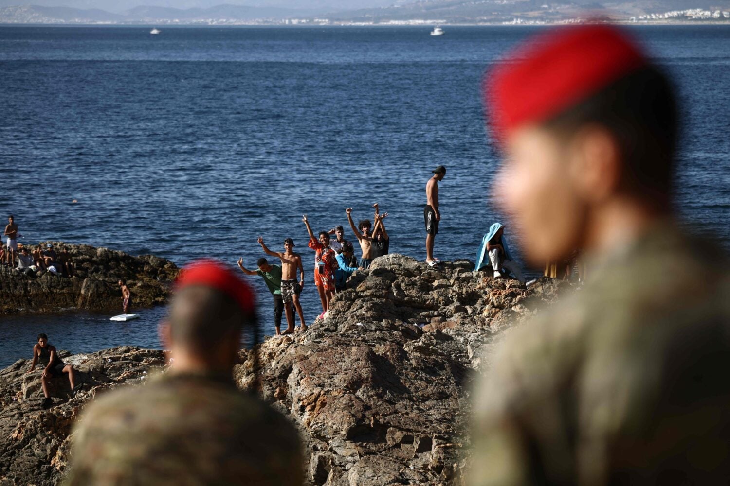 Espanjalaissotilaita oli vastassa maahan pyrkijöitä Espanjalle kuuluvassa Ceutassa 2.8.2026. AFP / LEHTIKUVA / HENRY NICHOLLS