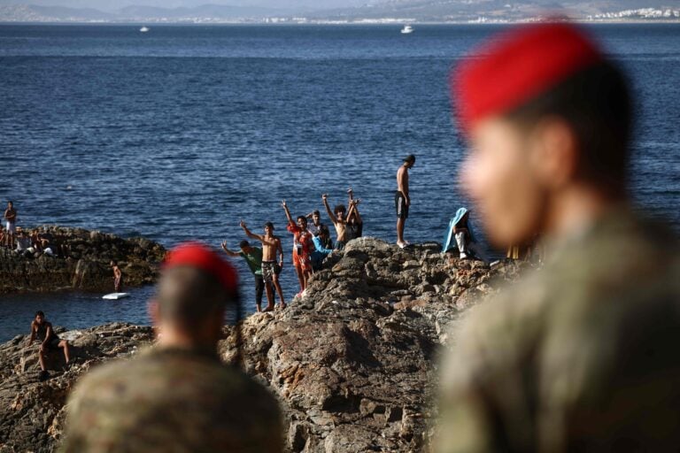 Espanjalaissotilaita oli vastassa maahan pyrkijöitä Espanjalle kuuluvassa Ceutassa 2.8.2026. AFP / LEHTIKUVA / HENRY NICHOLLS