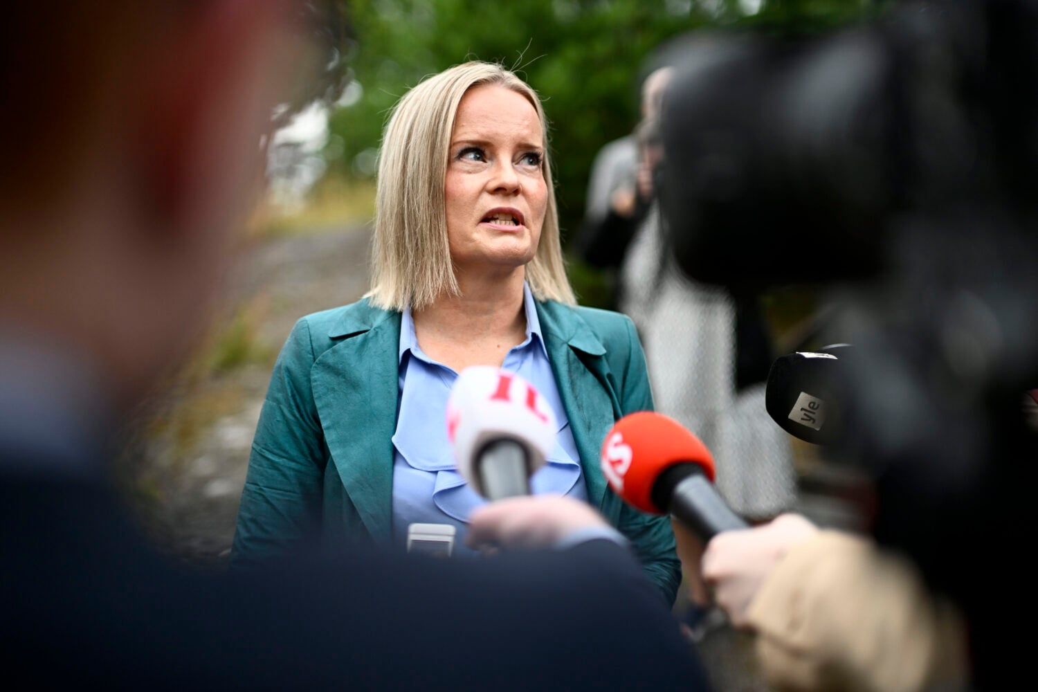 Valtiovarainministeri Riikka Purra vastaa median kysymyksiin valtiovarainministeriön sisäisten budjettineuvottelujen alkaessa Moisniemessä Espoossa 4. elokuuta 2026., LEHTIKUVA / MIKKO STIG
