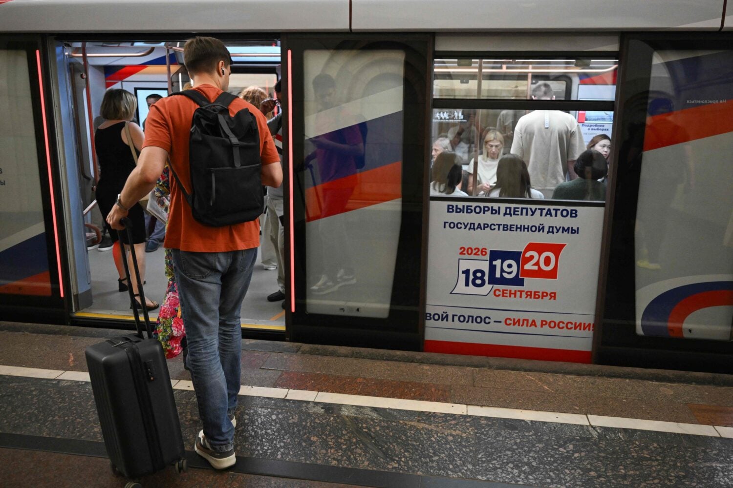 Matkustajia metrojunassa, joka on omistettu tuleville duuman, Venäjän parlamentin alahuoneen, vaaleille Moskovassa 4. elokuuta 2026. Vuoden parlamenttivaalit pidetään kolmipäiväisenä 18.–20. syyskuuta