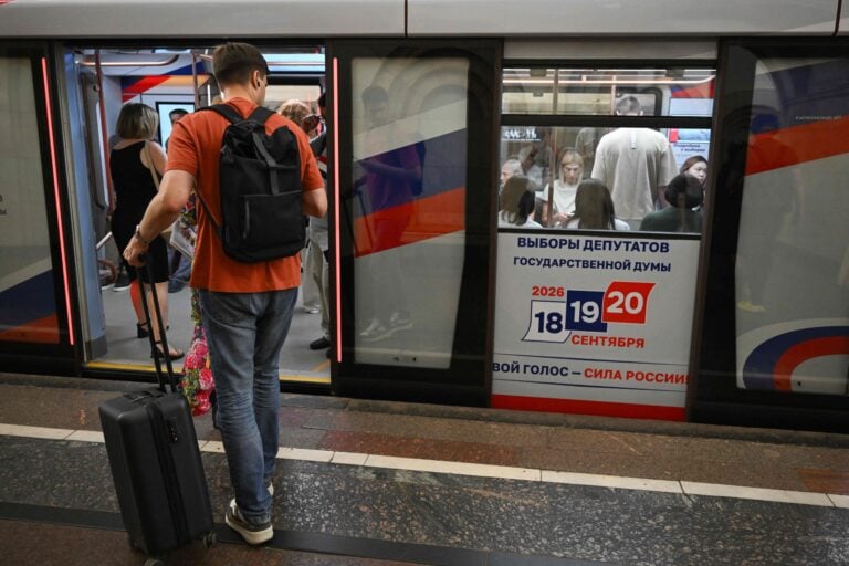 Matkustajia metrojunassa, joka on omistettu tuleville duuman, Venäjän parlamentin alahuoneen, vaaleille Moskovassa 4. elokuuta 2026. Vuoden parlamenttivaalit pidetään kolmipäiväisenä 18.–20. syyskuuta