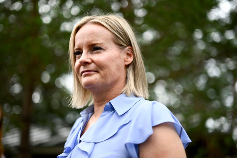 Valtiovarainministeri Riikka Purra (ps.) kommentoi valtiovarainministeriön sisäisiä budjettineuvotteluja Moisniemessä Espoossa 4. elokuuta 2026., LEHTIKUVA / MIKKO STIG