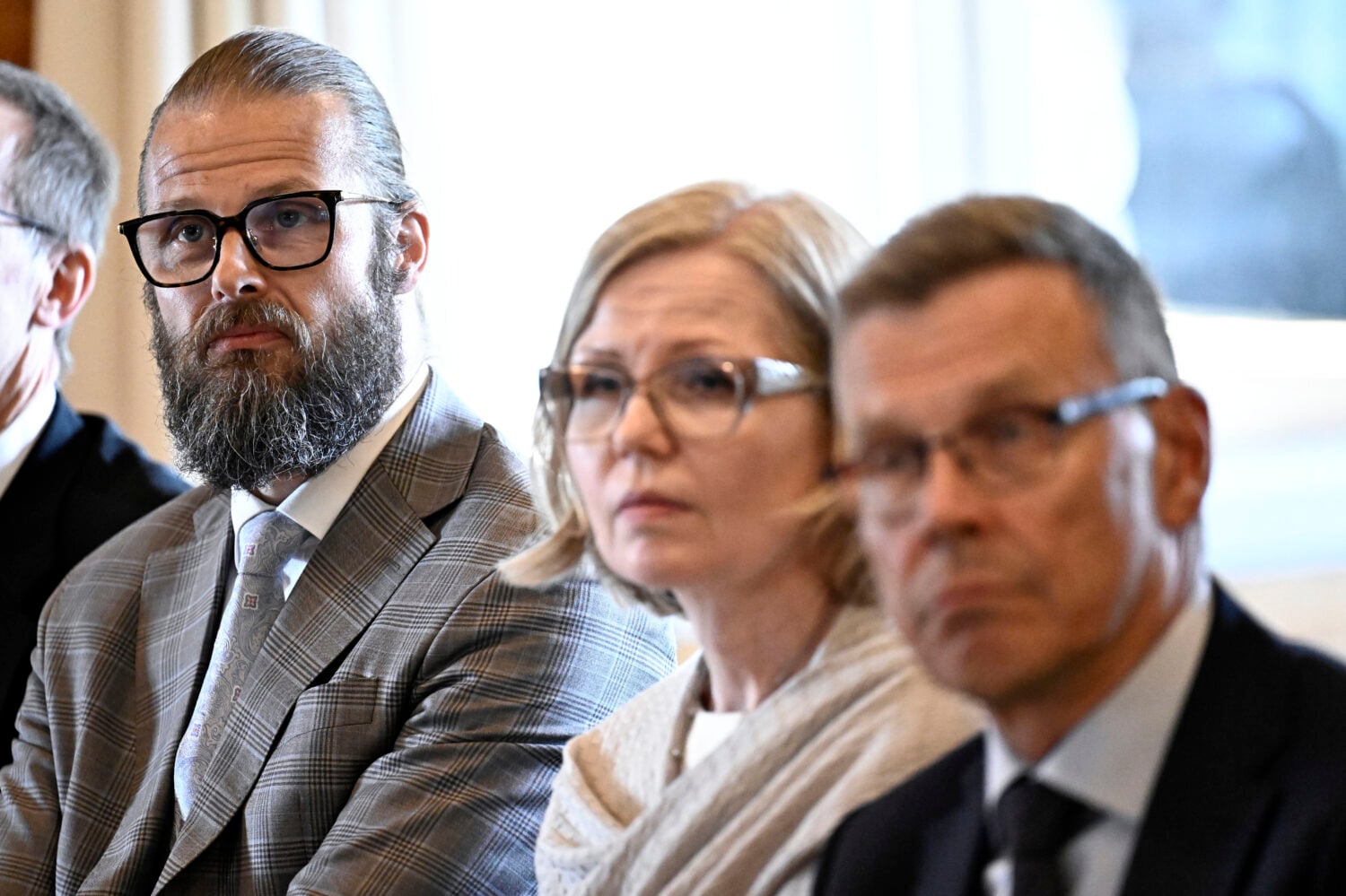 Vasemmalta, valtiovarainministeriön budjettipäällikkö Mika Niemelä, vero-osaston osastopäällikkö Terhi Järvikare ja ylijohtaja Mikko Spolander valtiovarainministeriön sisäisten neuvottelujen tiedotustilaisuudessa Moisniemessä Espoossa 4. elokuuta 2026. Valtiovarainministeri Purra esitteli tilaisuudessa budjettiehdotuksensa vuodelle 2027., LEHTIKUVA / RONI REKOMAA