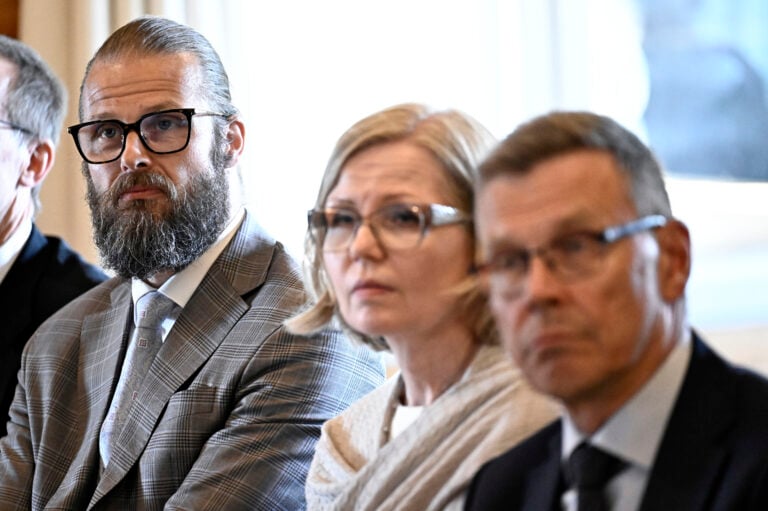 Vasemmalta, valtiovarainministeriön budjettipäällikkö Mika Niemelä, vero-osaston osastopäällikkö Terhi Järvikare ja ylijohtaja Mikko Spolander valtiovarainministeriön sisäisten neuvottelujen tiedotustilaisuudessa Moisniemessä Espoossa 4. elokuuta 2026. Valtiovarainministeri Purra esitteli tilaisuudessa budjettiehdotuksensa vuodelle 2027., LEHTIKUVA / RONI REKOMAA