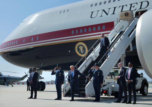 Yhdysvaltain presidentti Donald Trump astuu ulos Air Force Onesta saavuttuaan Los Angelesin kansainväliselle lentokentälle 4. elokuuta 2026. AFP/LEHTIKUVA/CHIP SOMODEVILLA