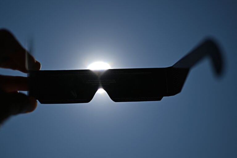 Auringonpimennystä ei saa katsoa paljain silmin, vaan siihen tarkoitetuilla pimennyslaseilla. AFP / LEHTIKUVA / GABRIEL BOUYS