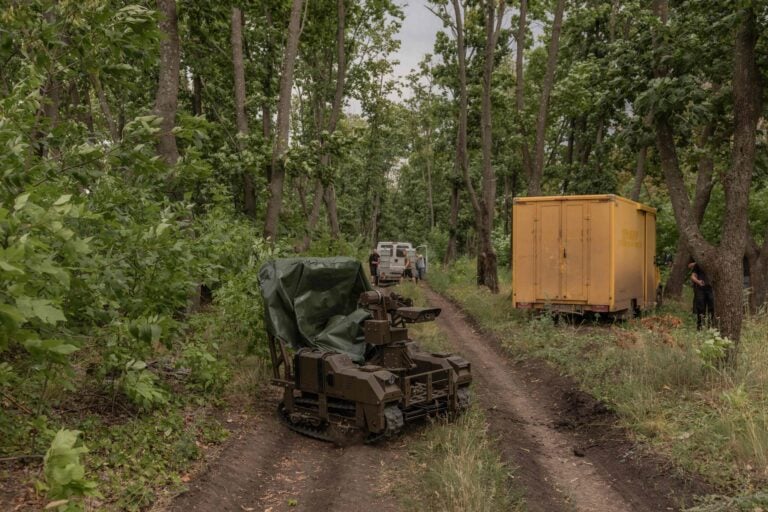 Hyökkäysreitti on raivattava miinoista, vihollisen väijytyspaikat on selvitettävä ja FPV-droonioperaattorien sijainnit sekä toiminta on kartoitettava. AFP / LEHTIKUVA / ROMAN PILIPEY