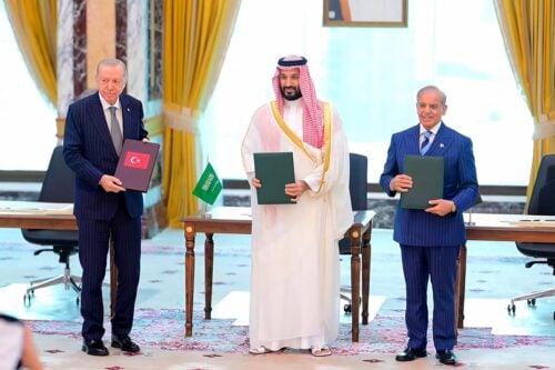 Turkin, Saudi-Arabian ja Pakistanin johtajat yhteistyösopimuksen allekirjoitustilaisuudessa. AFP / LEHTIKUVA / HANDOUT
