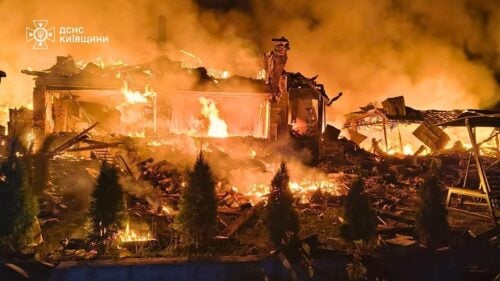 Ukrainan hätäpalvelun 8. elokuuta 2026 ottama ja julkaisema valokuva näyttää palavan rakennuksen Venäjän ballististen ohjusten iskujen jälkeen Kiovan alueella. AFP / LEHTIKUVA / HANDOUT