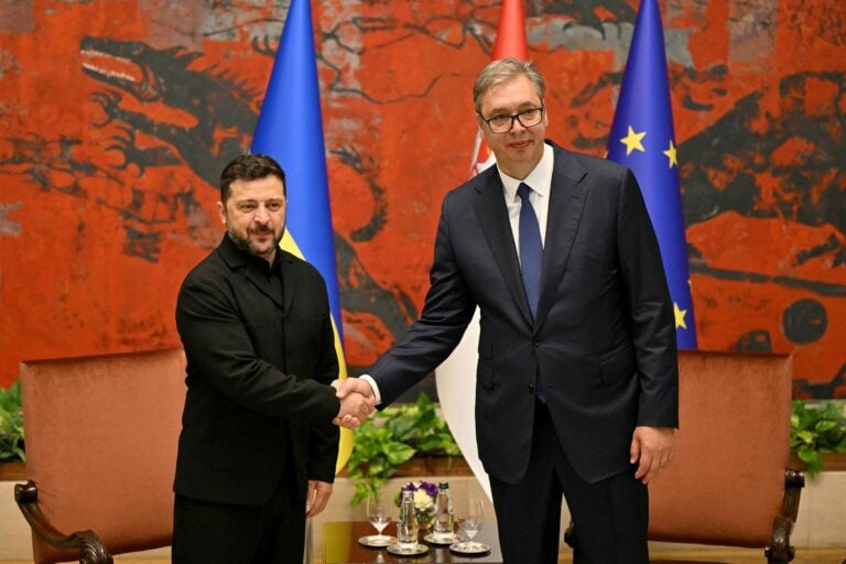 Serbian presidentti Aleksandar Vucic kättelee Ukrainan presidenttiä Volodymyr Zelenskyiä heidän tapaamisessaan Belgradissa 8. elokuuta 2026.