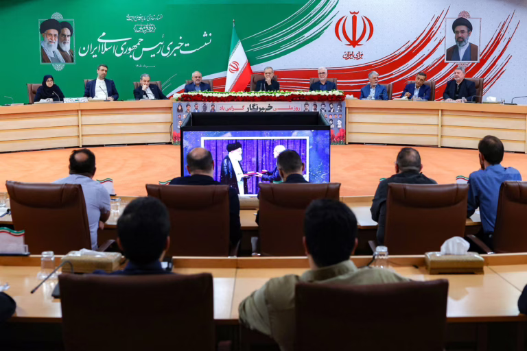 Iranin presidentti Masoud Pezeshkianin lehdistötilaisuudessa Teheranissa 8. elokuuta 2026. Oman sanoi 8. elokuuta, että neuvottelut Iranin kanssa Hormuzinsalmen tulevasta hallinnosta olivat "positiivisia ja rakentavia", mutta varoitti toistuvista hyökkäyksistä laivoihin Teheranin jatkaessa vesiväylän saartoa.