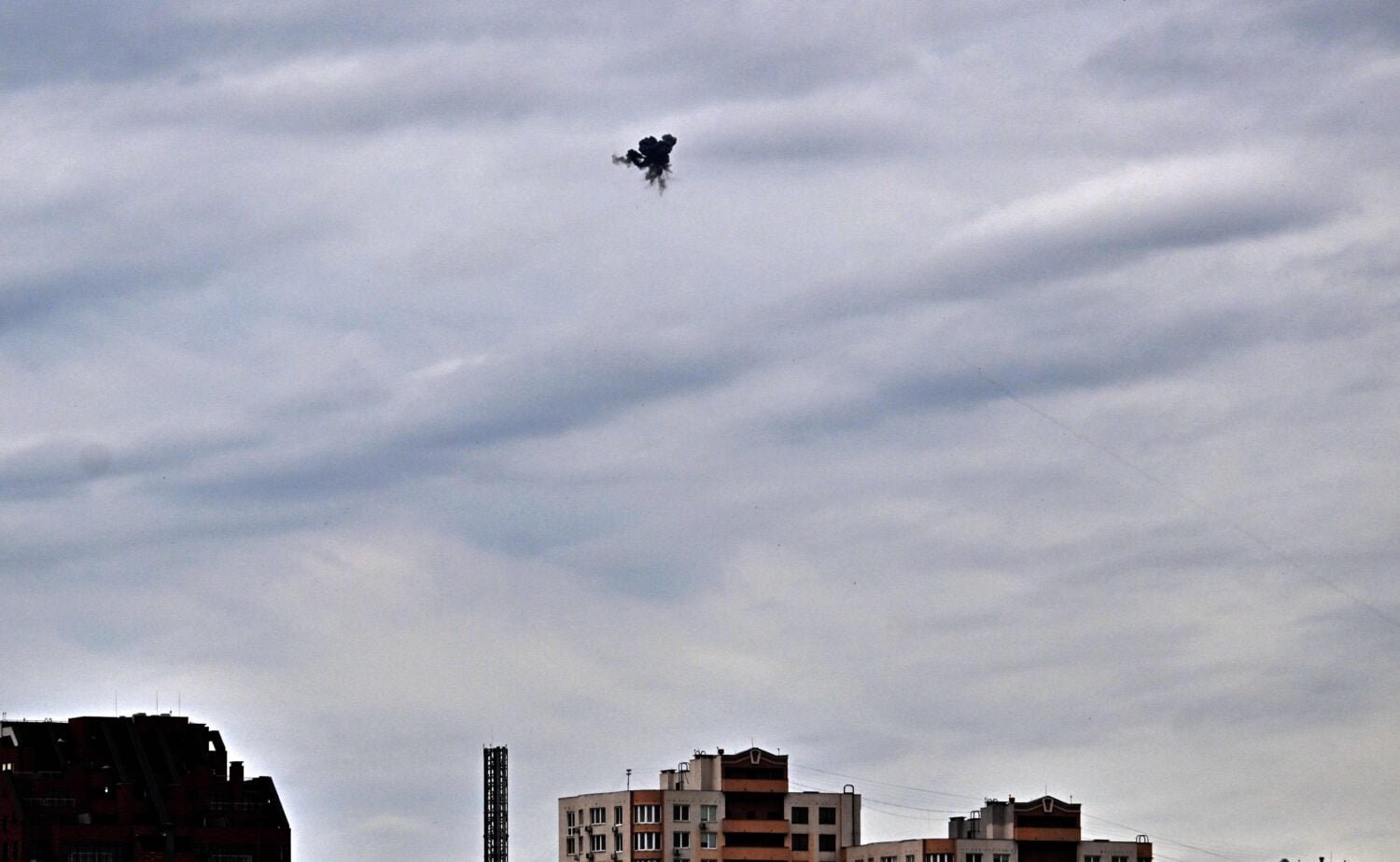Ukrainan ilmatorjunta ampumassa alas droonia. AFP / LEHTIKUVA / SERGEI SUPINSKY