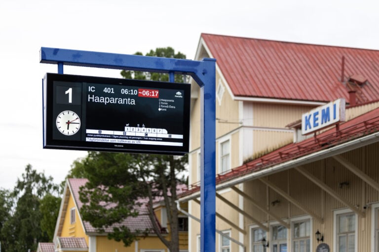 Ensimmäisen Oulu-Haaparanta -reitin junamatkalla pysähdys Kemissä 10. elokuuta 2026. Uusi junayhteys Suomesta Ruotsiin aloitti tänään maanantaina 10.elokuuta. LEHTIKUVA / JARNO VUORINEN