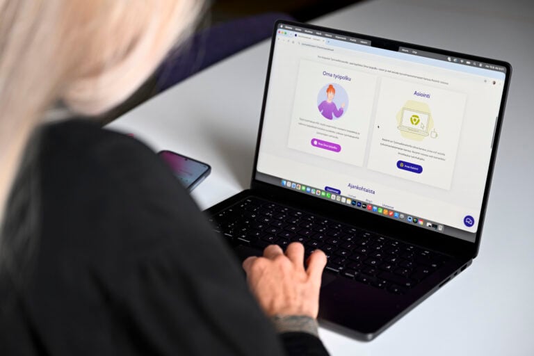 Henkilö tutustumassa Työmarkkinatorin nettisivuihin. LEHTIKUVA / VILJA SIRVIÖ