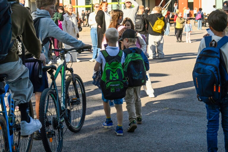 Koululaisia ensimmäisenä koulupäivänä Helsingissä 12. elokuuta 2026. / LEHTIKUVA / MARKKU ULANDER