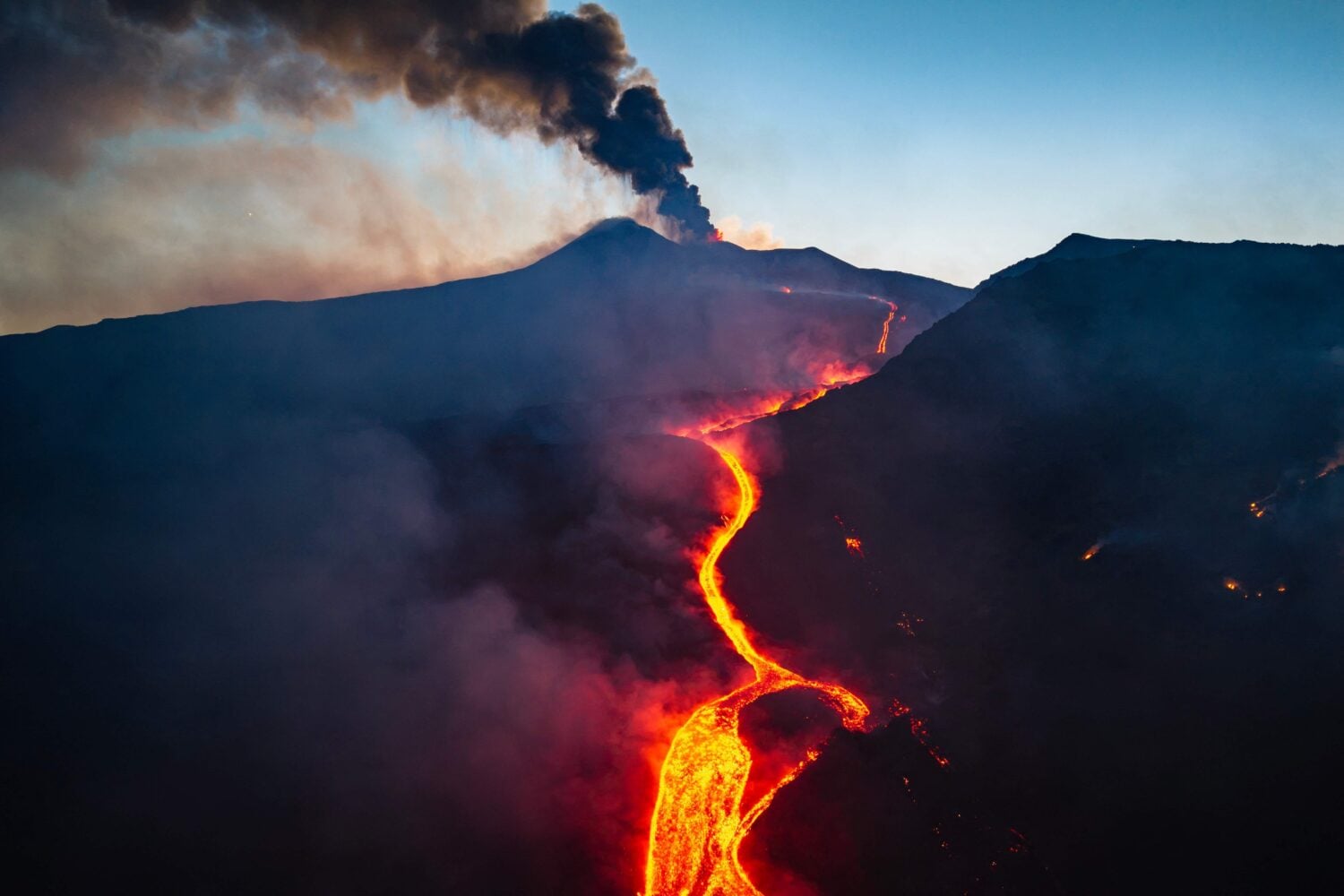 Purkautuva Etna 11. elokuuta 2026.