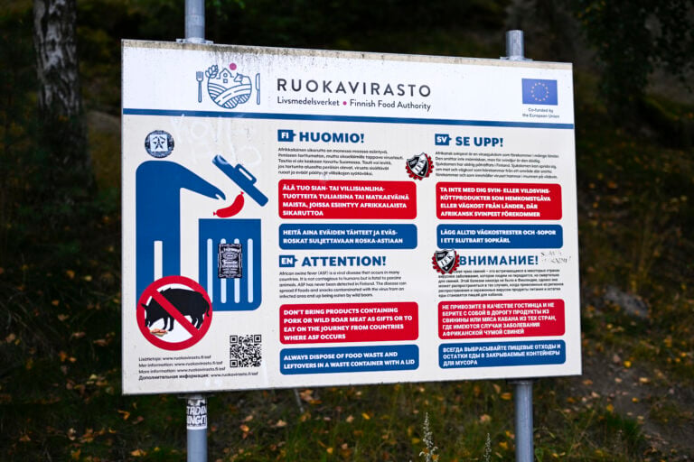 Sikarutosta varoittava kyltti Espoossa Turunväylällä 17. elokuuta 2026. LEHTIKUVA / MIKKO STIG